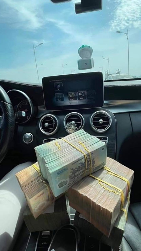 Tuyển Chọn Hình Ảnh Tiền 500k Đẹp Thịnh Vượng Hình ảnh những tờ tiền 500k được đặt cạnh đồng hồ và trang sức vàng