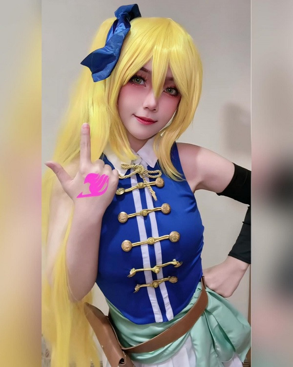 Hình ảnh nữ cosplayer với phong cách Fairy Tail đặc trưng