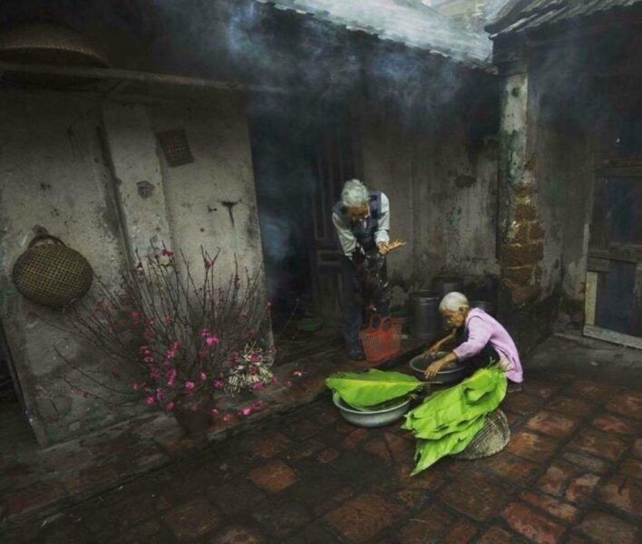 Hình ảnh ông bà đón Tết bên cành đào, gợi nhớ không khí sum họp ngày xưa