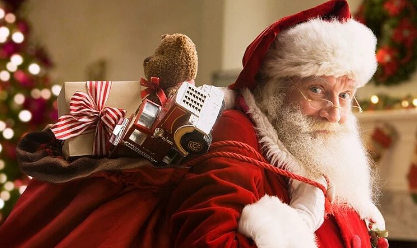 Hình ảnh ông già Noel đang nhìn lên bầu trời đầy sao