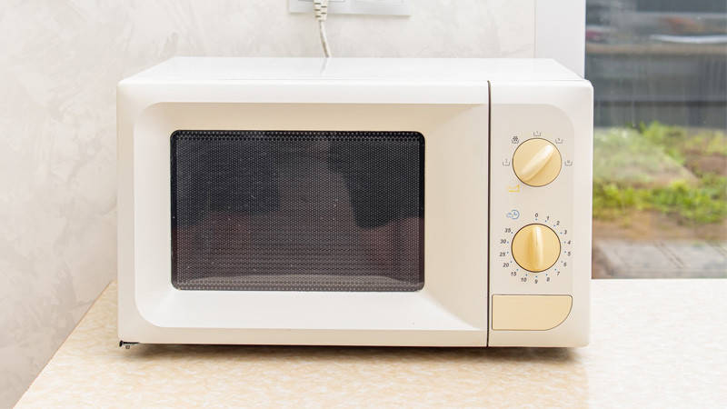 Hình ảnh rơ le nhiệt (Tecmit) trong lò vi sóng, chi tiết về bộ phận bảo vệ chống quá nhiệt