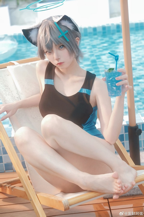 Hình ảnh Shiroko cosplay với phong cách chiến đấu