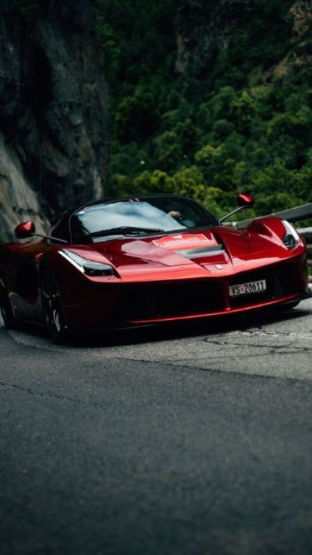 Hình ảnh siêu xe Ferrari đỏ chạy trên cung đường biển