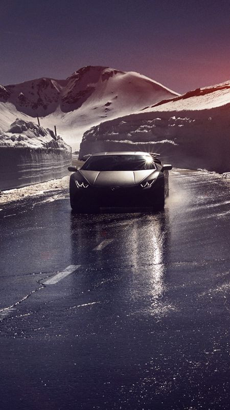 Hình ảnh siêu xe Ferrari đỏ lướt đi trên đường