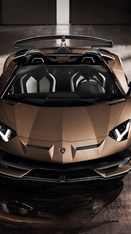 Hình ảnh siêu xe Lamborghini vàng ấn tượng bên bờ biển