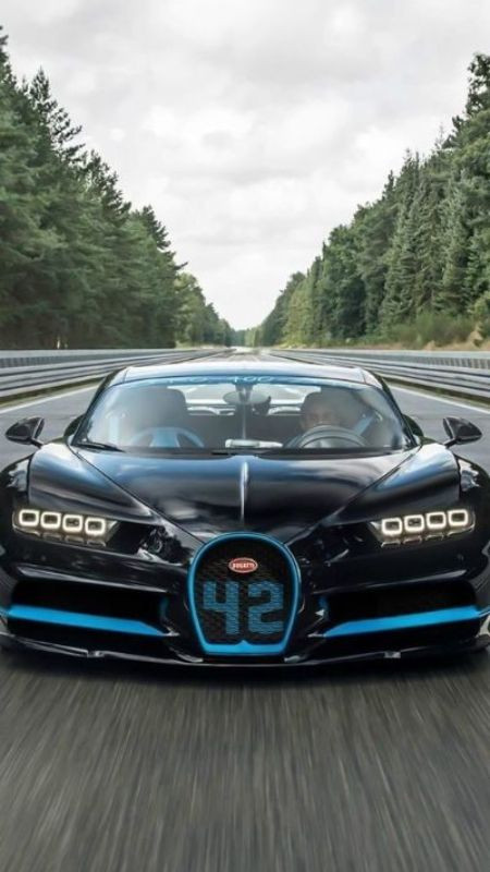 Hình ảnh siêu xe McLaren trắng trên nền cảnh biển xanh