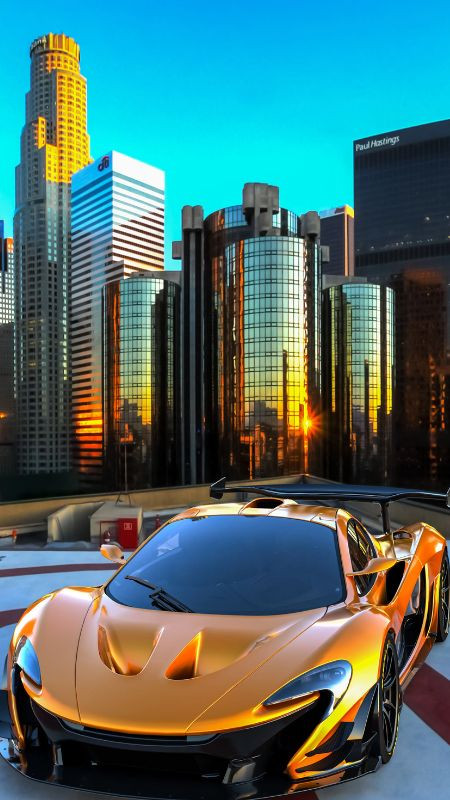 Hình ảnh siêu xe McLaren trắng từ góc nhìn phía sau