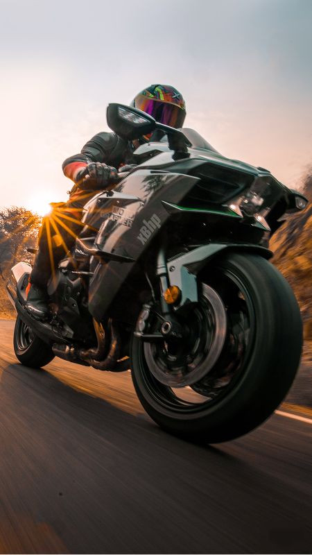 Hình ảnh siêu xe moto thể thao màu đỏ