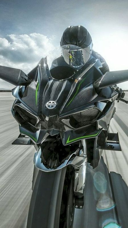 Hình ảnh siêu xe moto trên đường đua tốc độ cao