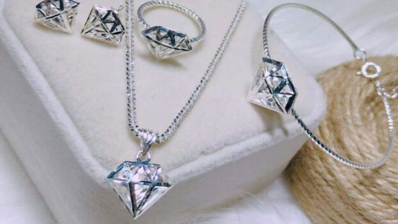 Hình ảnh so sánh sự khác biệt giữa Carat và Karat trong ngành kim hoàn