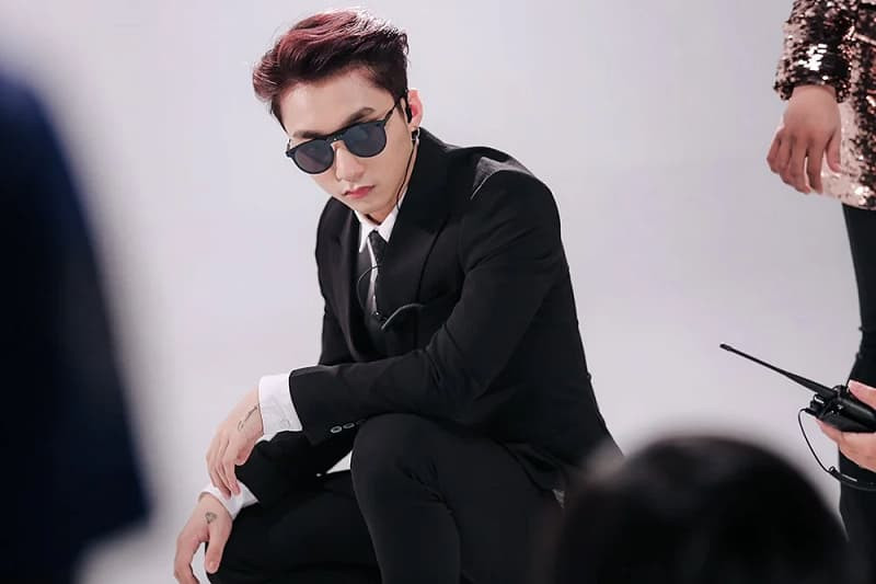 Hình ảnh Sơn Tùng biểu diễn trên sân khấu