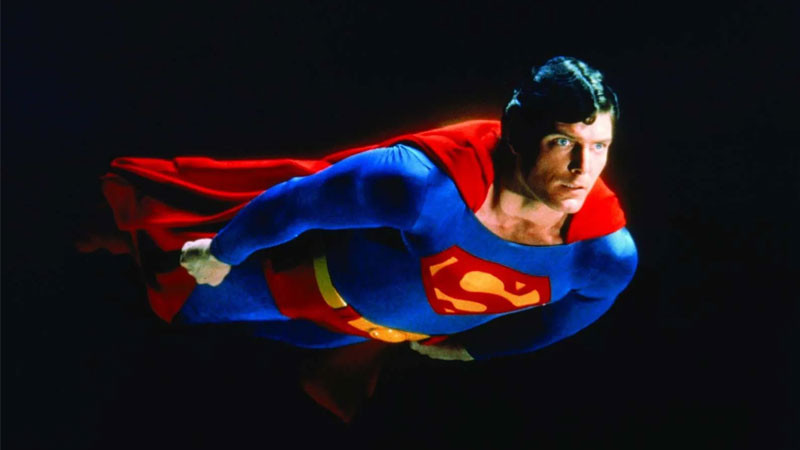 Hình ảnh Superman với áo choàng bay