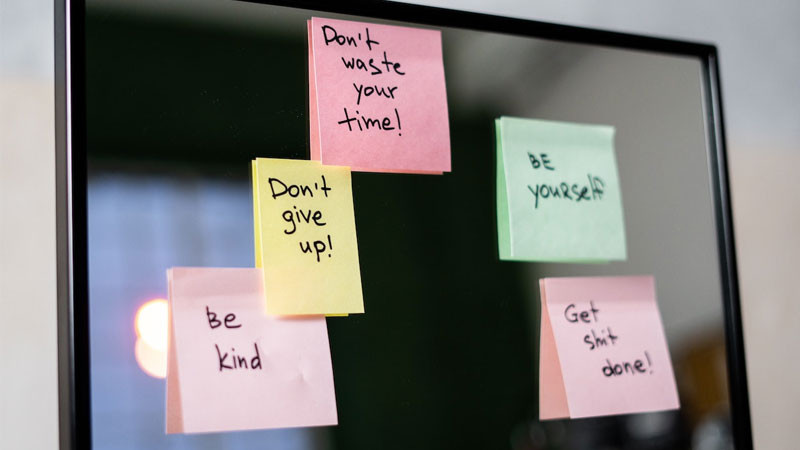 Hình ảnh suy ngẫm, thể hiện việc đánh giá lại giá trị và ưu tiên cá nhân