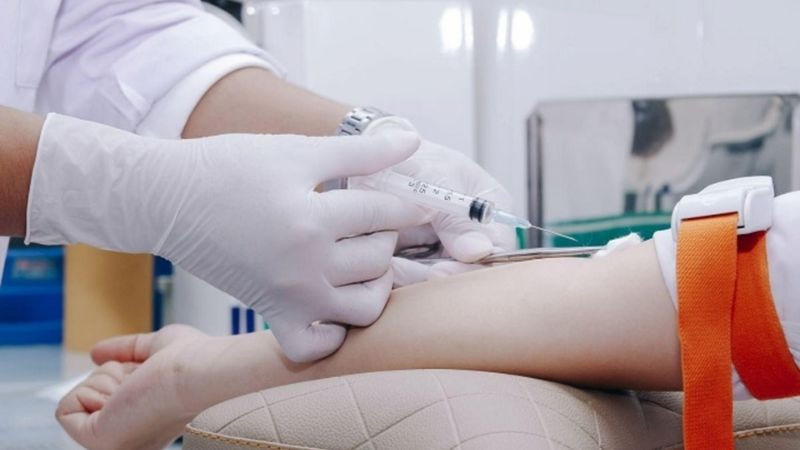 Hình ảnh thao tác chuẩn bị cắm ống truyền nước vào tĩnh mạch