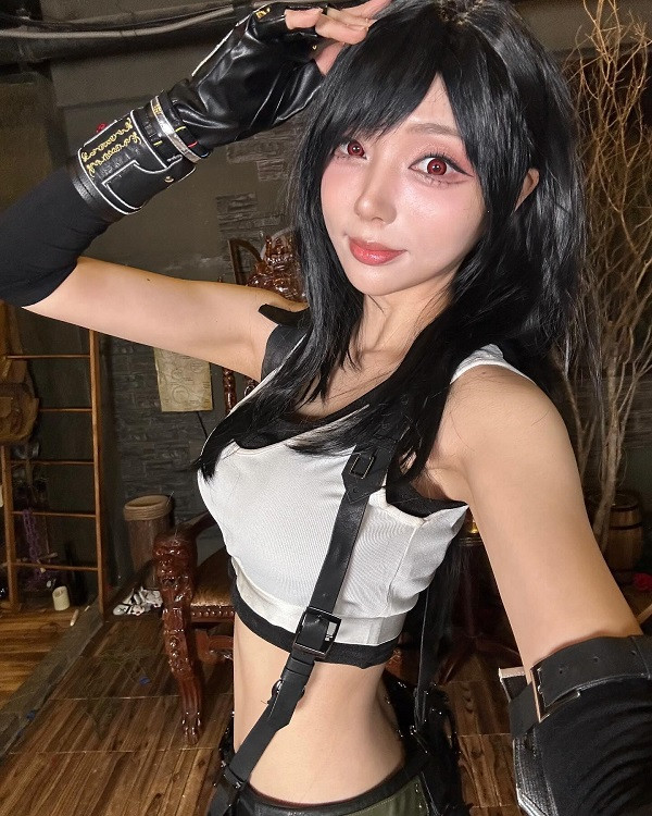 Chiêm Ngưỡng Bộ Ảnh Cosplay Tifa Lockhart Tuyệt Đẹp Hình ảnh thể hiện phong cách mạnh mẽ của Tifa.
