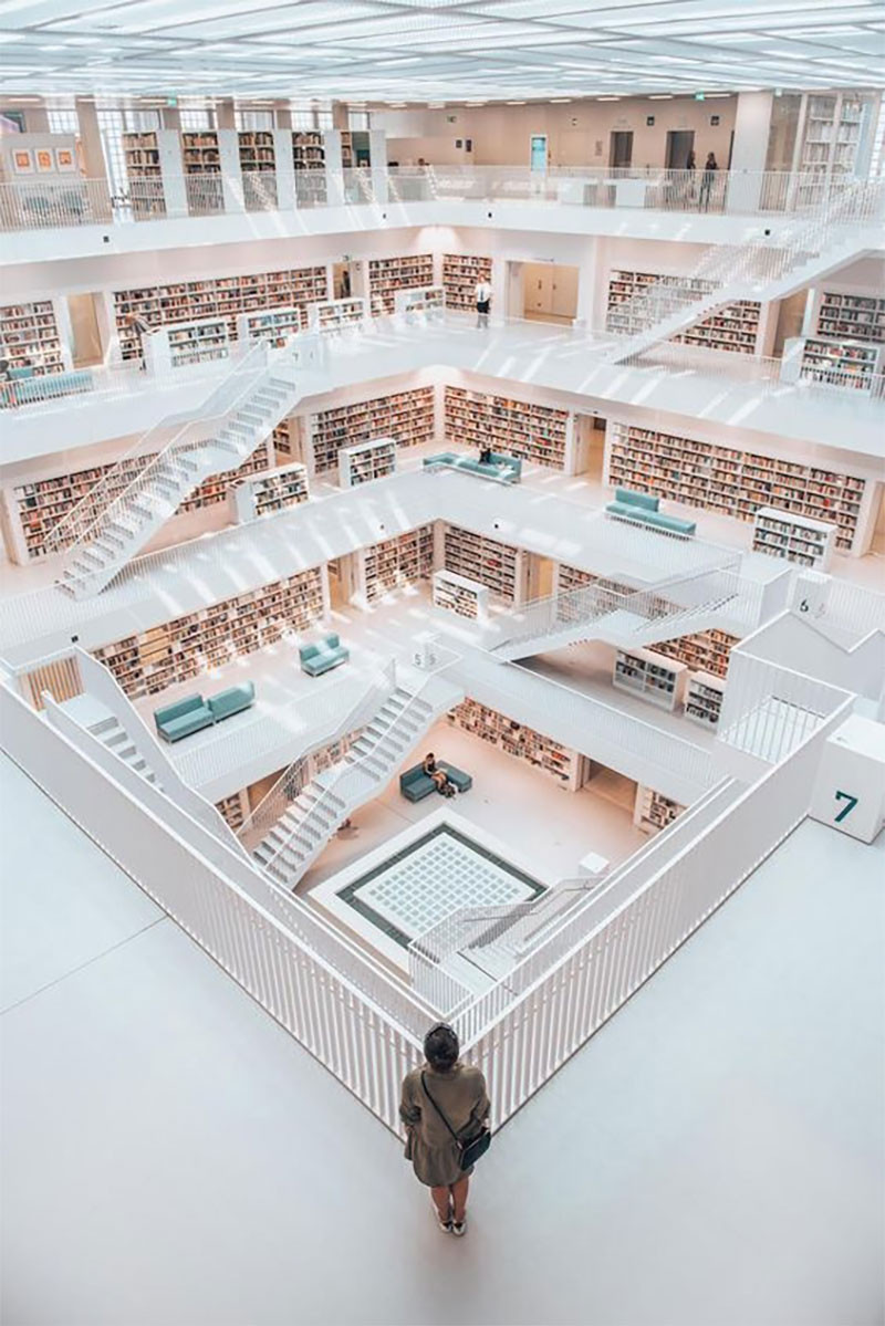 Hình ảnh thư viện hiện đại với tông màu sáng và ánh sáng tự nhiên