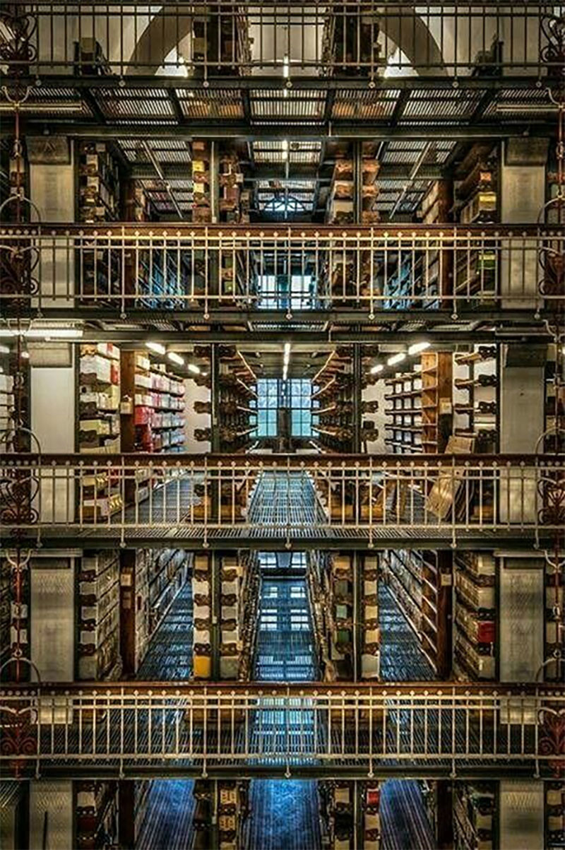 Hình ảnh thư viện nhiều lầu với cầu thang xoắn ốc ấn tượng