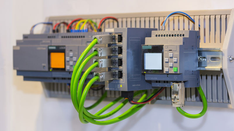 Hình ảnh thực tế của một bộ điều khiển PLC được thiết kế bền bỉ, chuyên dụng cho môi trường công nghiệp khắc nghiệt