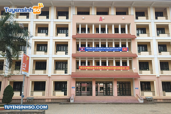 Hình ảnh tòa nhà chính Trường Đại học Tây Bắc với cây xanh