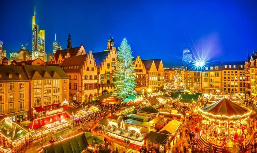 Hình ảnh toàn cảnh thành phố nhìn từ trên cao vào ban đêm với ánh đèn Giáng sinh