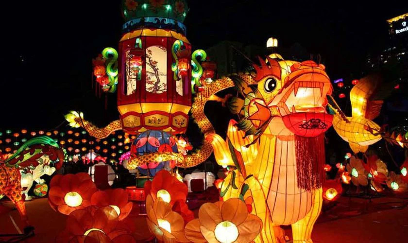 Hình ảnh tổng quan một lễ hội đèn lồng quy mô lớn trong đêm Trung Thu