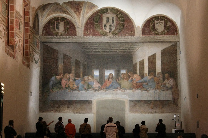 Hình ảnh tổng thể Bữa tiệc cuối cùng trên tường tu viện, cho thấy bối cảnh không gian