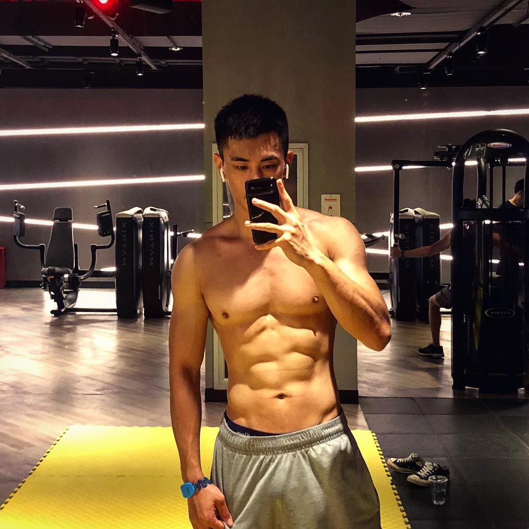 Hình ảnh trai đẹp 6 múi thể hiện sự khỏe khoắn