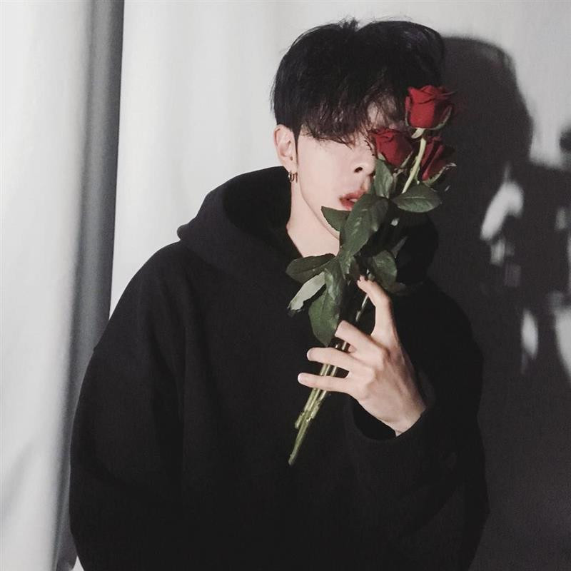 Hình ảnh trai đẹp che mặt đầy ngọt ngào cùng bông hồng đỏ thắm