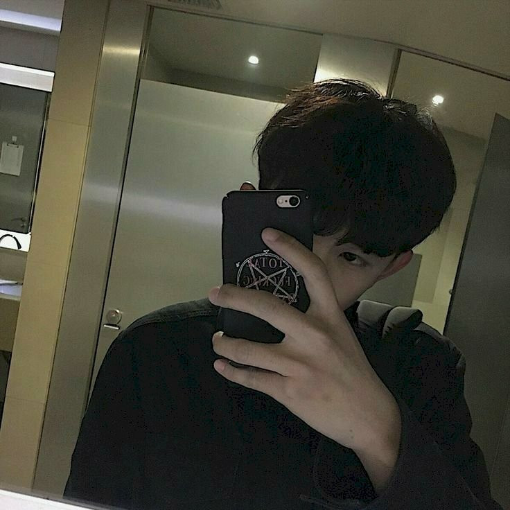Hình ảnh trai đẹp dễ thương cầm điện thoại trước gương