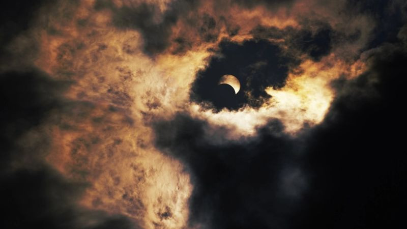 Hình ảnh trăng lưỡi liềm thanh thoát ẩn hiện trong đêm