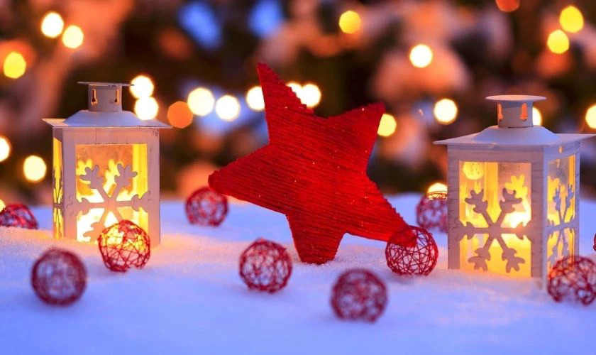 Hình ảnh trang trí Giáng sinh với quả thông và cành lá cây