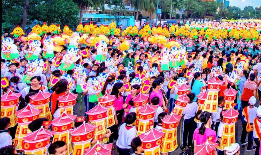 Hình ảnh trẻ em tươi cười cùng nhau rước đèn lồng trong không khí vui tươi