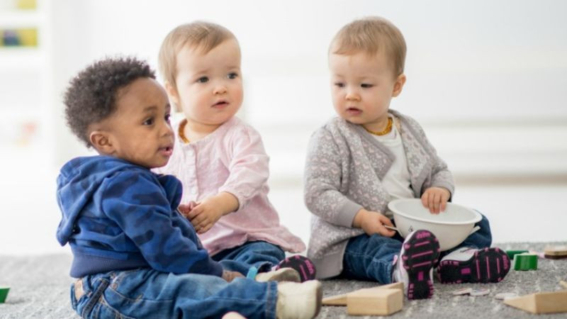 Hình ảnh trẻ thơ chơi đùa cùng bạn bè