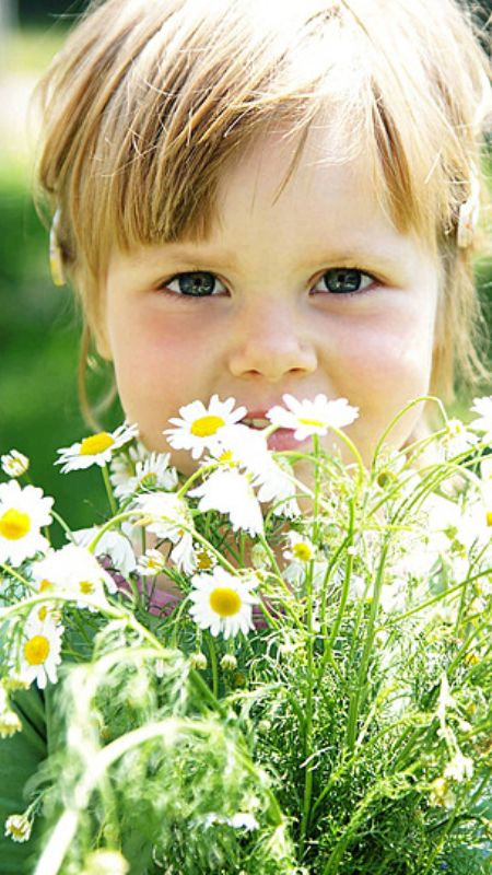 Hình ảnh trẻ thơ chơi trên cỏ xanh