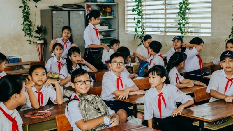 Hình ảnh trường học với cổng trường quen thuộc và hàng cây xanh