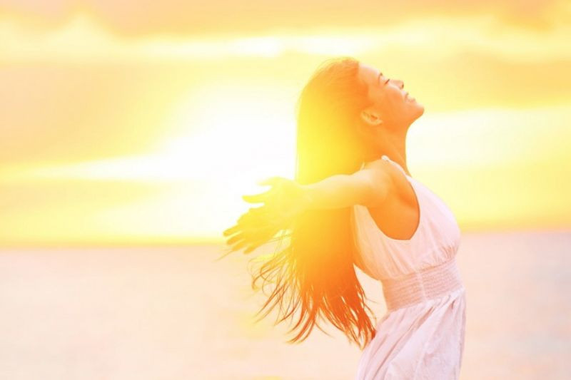 Hình ảnh trừu tượng về ánh sáng xanh tỏa ra, thể hiện sự phức tạp của nó