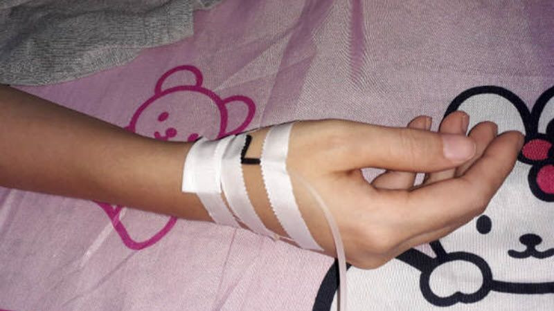 Hình ảnh truyền dịch tại nhà vào ban đêm