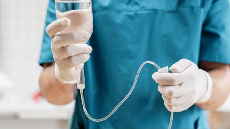 Hình ảnh truyền nước biển được thực hiện bởi bác sĩ chuyên môn