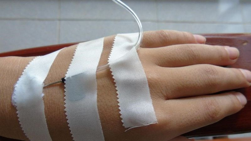 Hình ảnh truyền nước ở bàn tay nữ