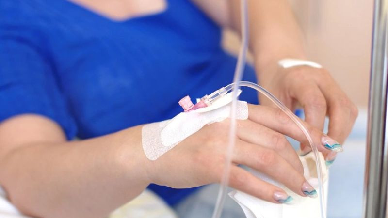 Hình ảnh truyền nước ở tay nữ