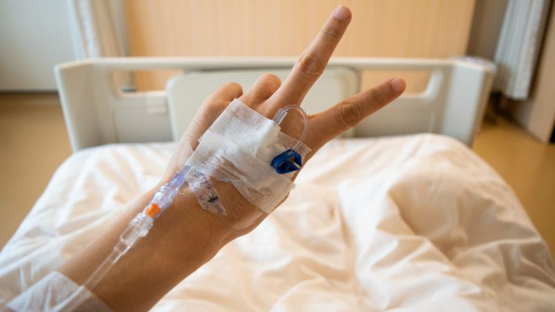 Hình ảnh truyền nước trên cánh tay của bệnh nhân