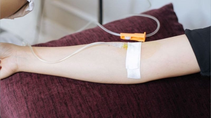 Hình ảnh truyền nước trên cánh tay nữ