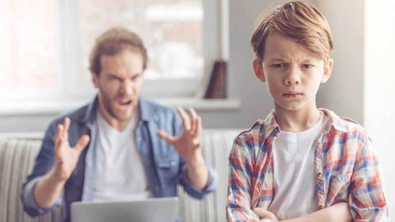 Hình ảnh tuổi dậy thì với biểu cảm suy tư