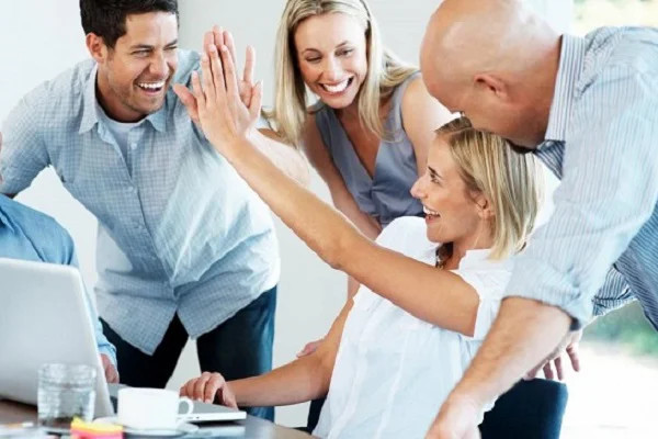 Hình ảnh tượng trưng cho việc quản lý thời gian và tài chính giúp đạt được sự cân bằng và niềm vui trong cuộc sống.