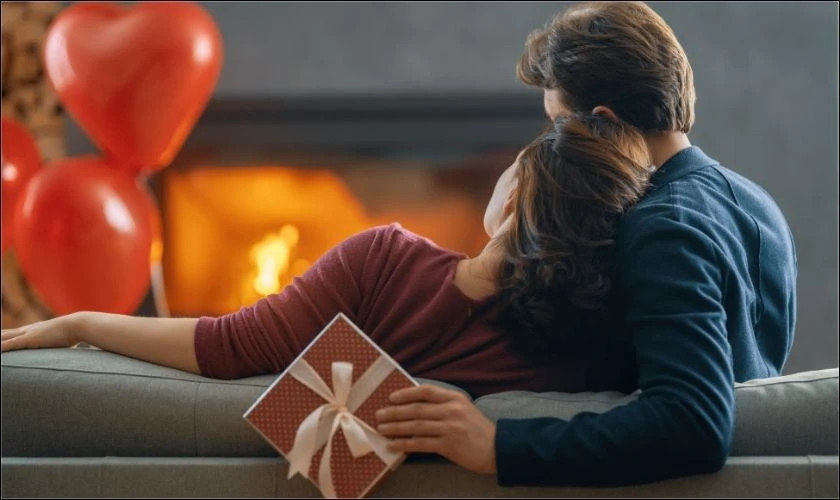 Hình ảnh Valentine có cặp đôi ôm nhau dưới mưa