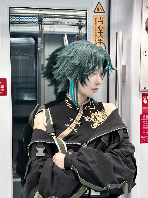 Hình ảnh Xiao trong bộ cosplay chất lượng cao với hiệu ứng hình ảnh đẹp mắt