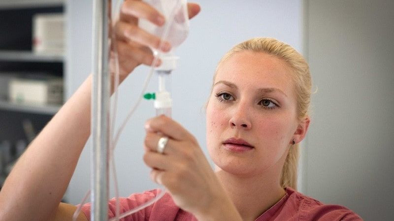 Hình ảnh y tá đang chuẩn bị truyền nước cho bệnh nhân