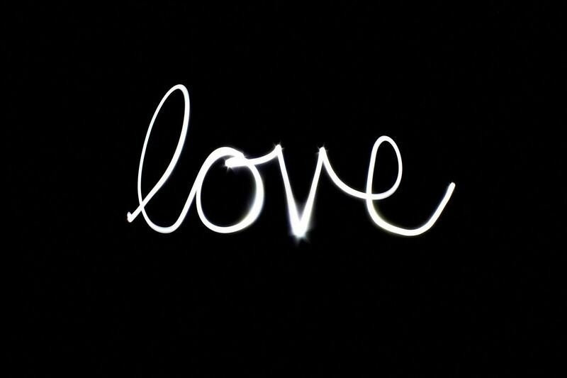 Hình bóng cô đơn của một người giữa nền đen tối