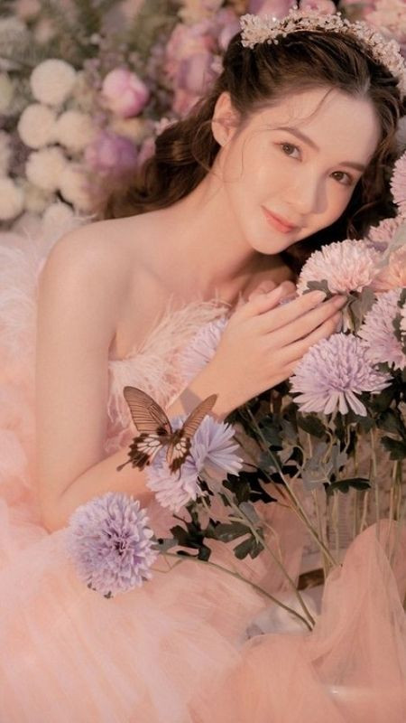 Hình chụp góc mặt theo phong cách nhẹ nhàng dịu dàng