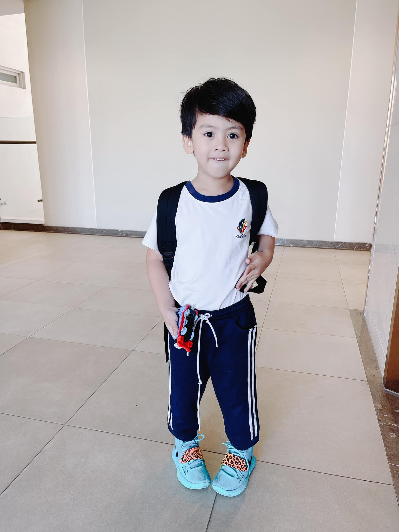 Hình em bé trai đi học dễ thương